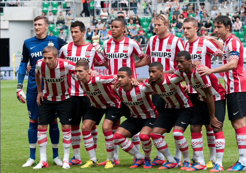 爱游戏-关键时刻埃因霍温调整名单以备德甲，内部沟通环节打磨，质疑声仍在，更衣室氛围转暖-爱游戏